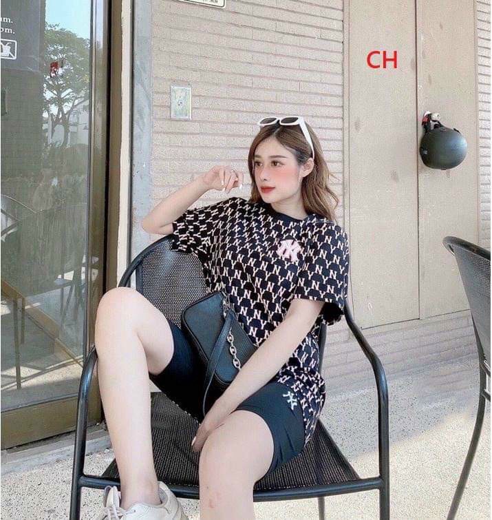 Sét áo thun dáng rộng và quần legging sang chảnh