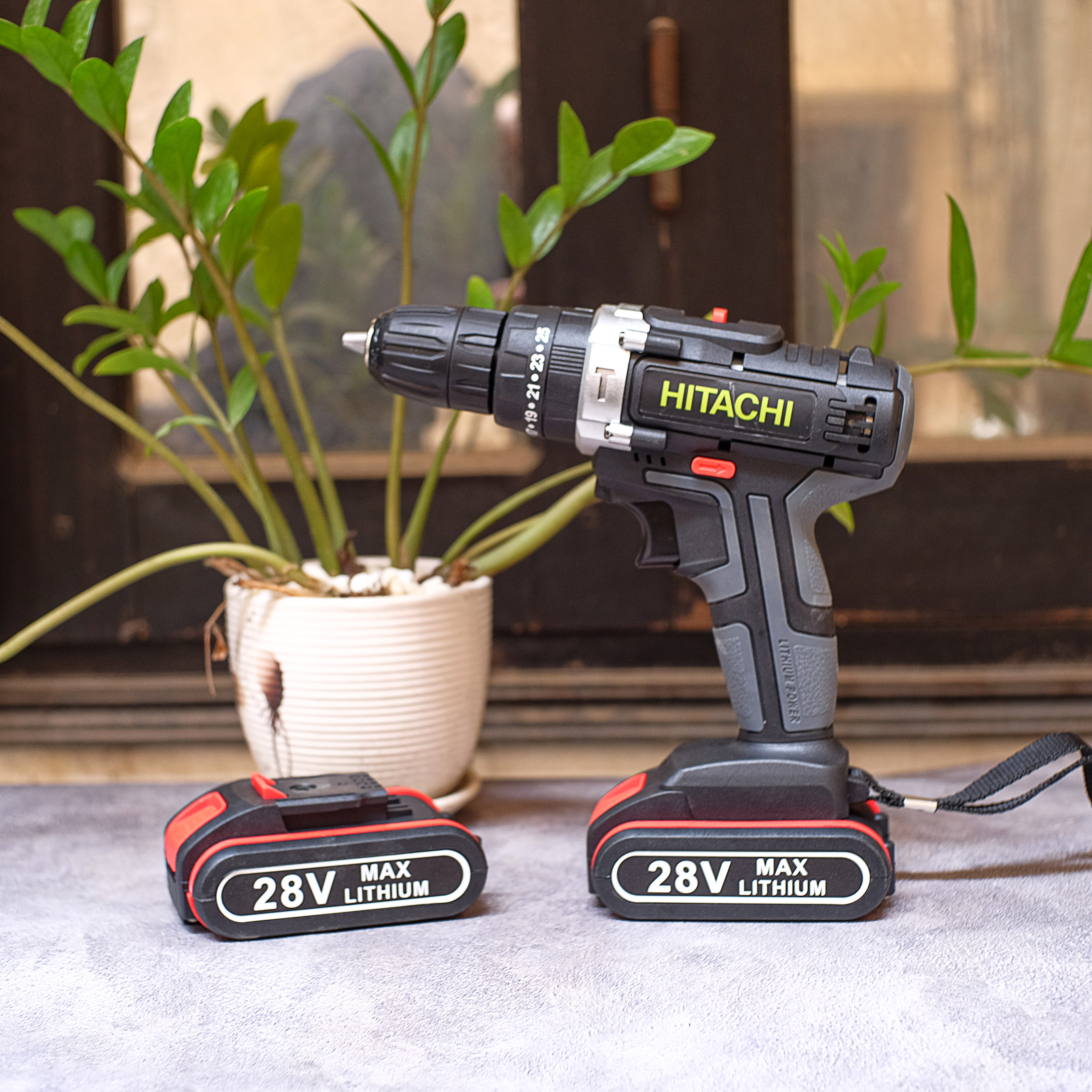- máy khoan pin cầm tay hitachi 28v- máy khoan 2 pin, 3 chế độ khoan
