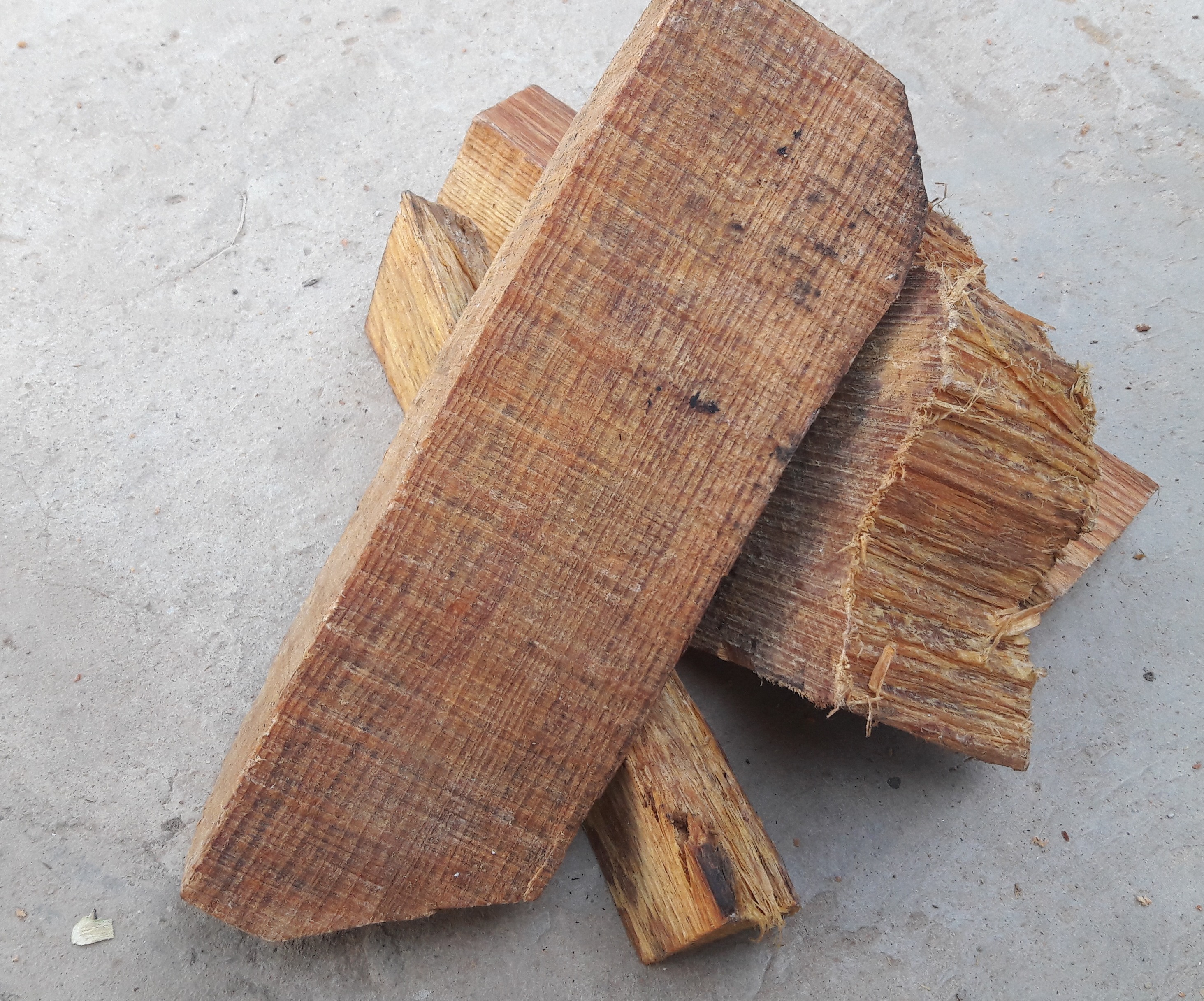 Phôi gỗ huyết long, thân gỗ, thơm tự nhiên, 1kg trên 1 sản phẩm, thấu quang 90%