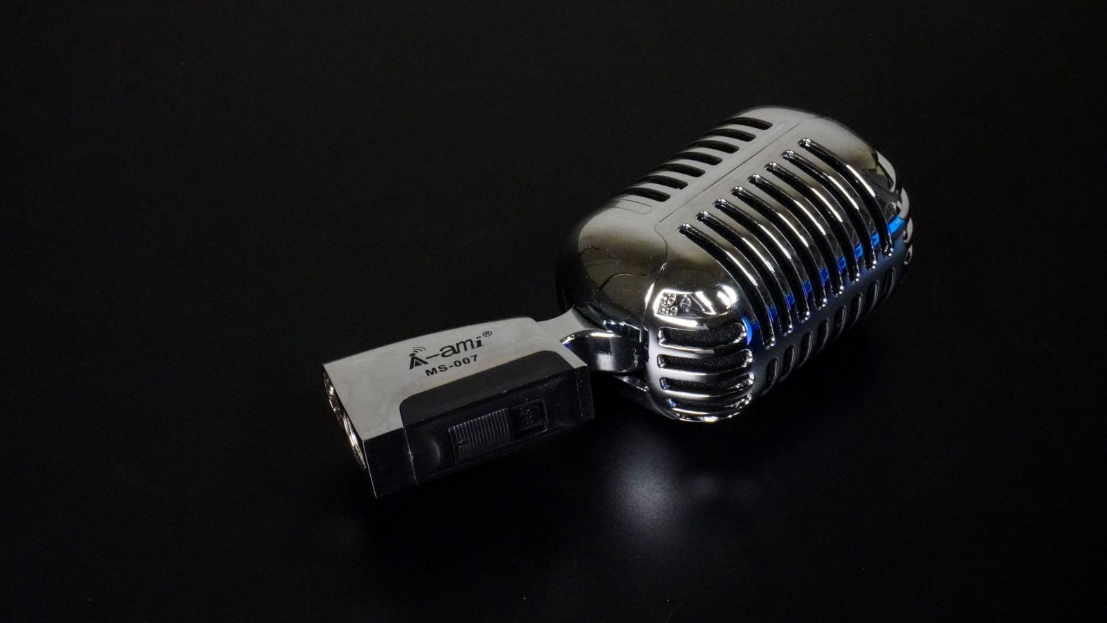 Micro Ami MS-007 , Micro Karaoke Sân Khấu Phong Cách Vintage (Cổ Điển) , Mic Có Dây Chuyên Dùng Cho Phòng Trà-Karaoke-Livestream-Thu Âm Chuyên Nghiệp , Quay Video-Mv Ca Nhạc Cực Đẹp , Thiết Kế Sang Trọng-Bắt Mắt , Dynamic Microphone.