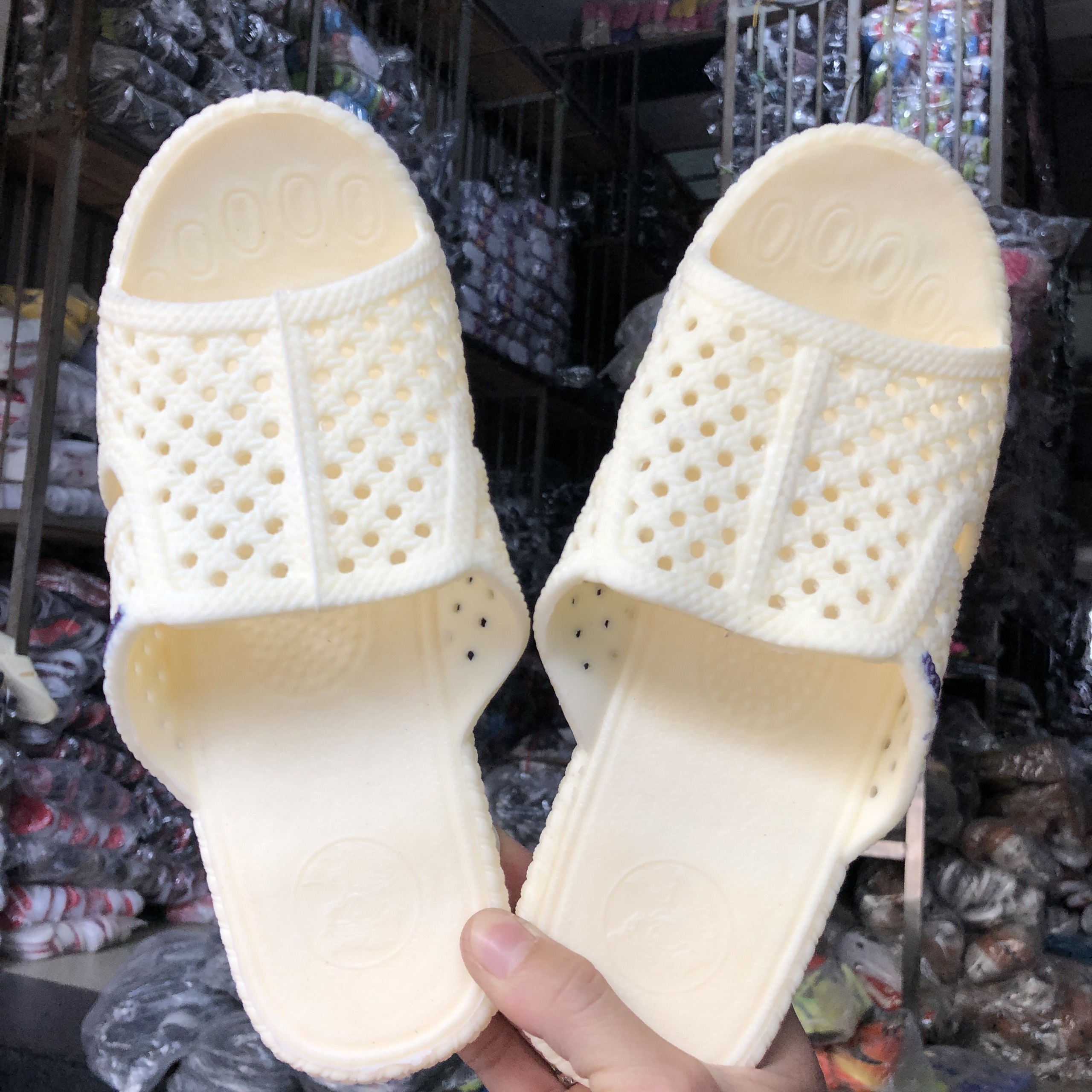 Dép tổ ong nhựa nam - nữ trắng vàng Trường Sơn, hơn 49 lỗ không thấm nước giá rẻ