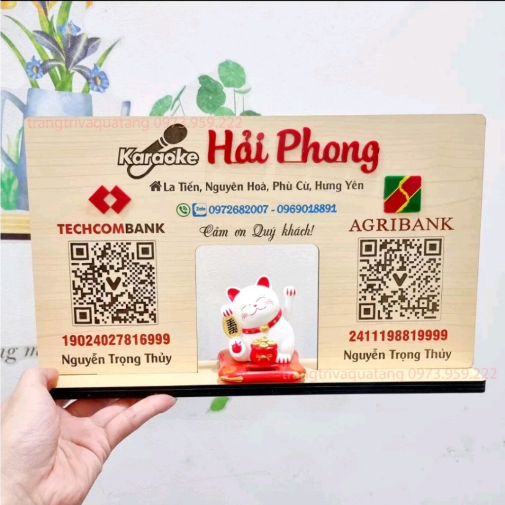 Bảng in mã qr tài khoản ngân hàng, bảng quét mã Qr code, mèo thần tài vẫy tay, mica đế gỗ 2024