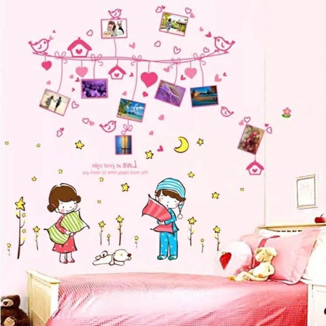 Decal dán tường Dây khung ảnh hồng + bé ôm gối