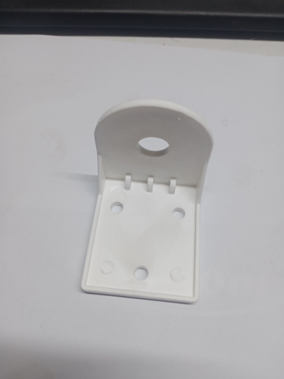 Giá nhựa bắt vòi cho máy lọc nước ro