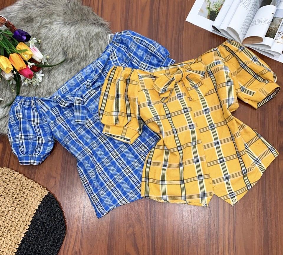 Áo kiểu caro bẹt vai xẻ tà trước phối nơ đáng yêu TTKX242