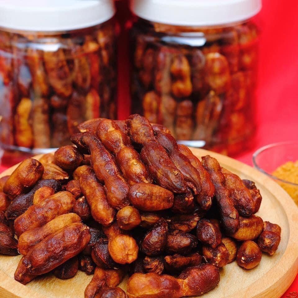 Me lào tách vỏ muối tôm.