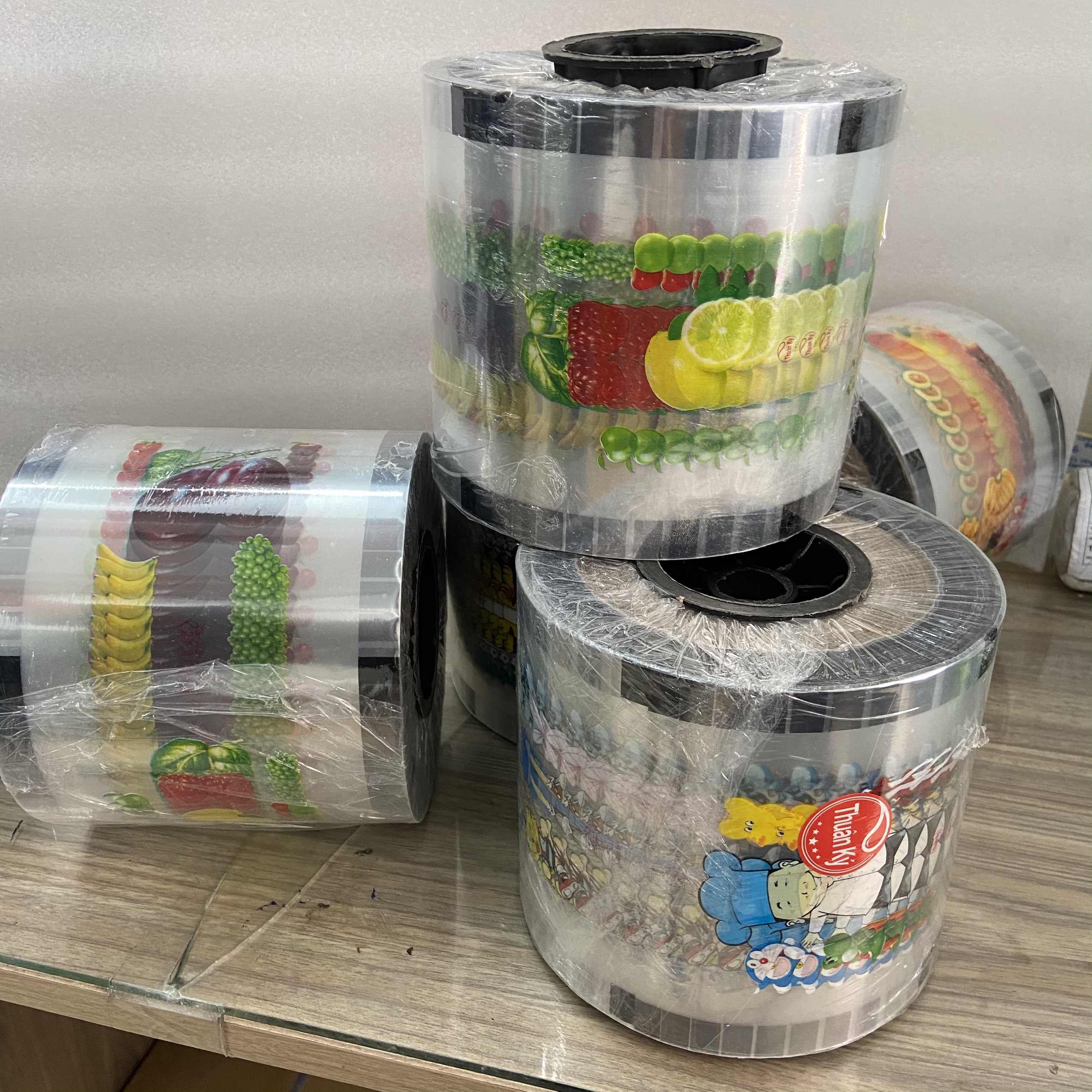 CUỘN MÀNG ÉP LY 1 LÍT - Keo dán miệng ly khổng lồ có hình ngẫu nhiên...