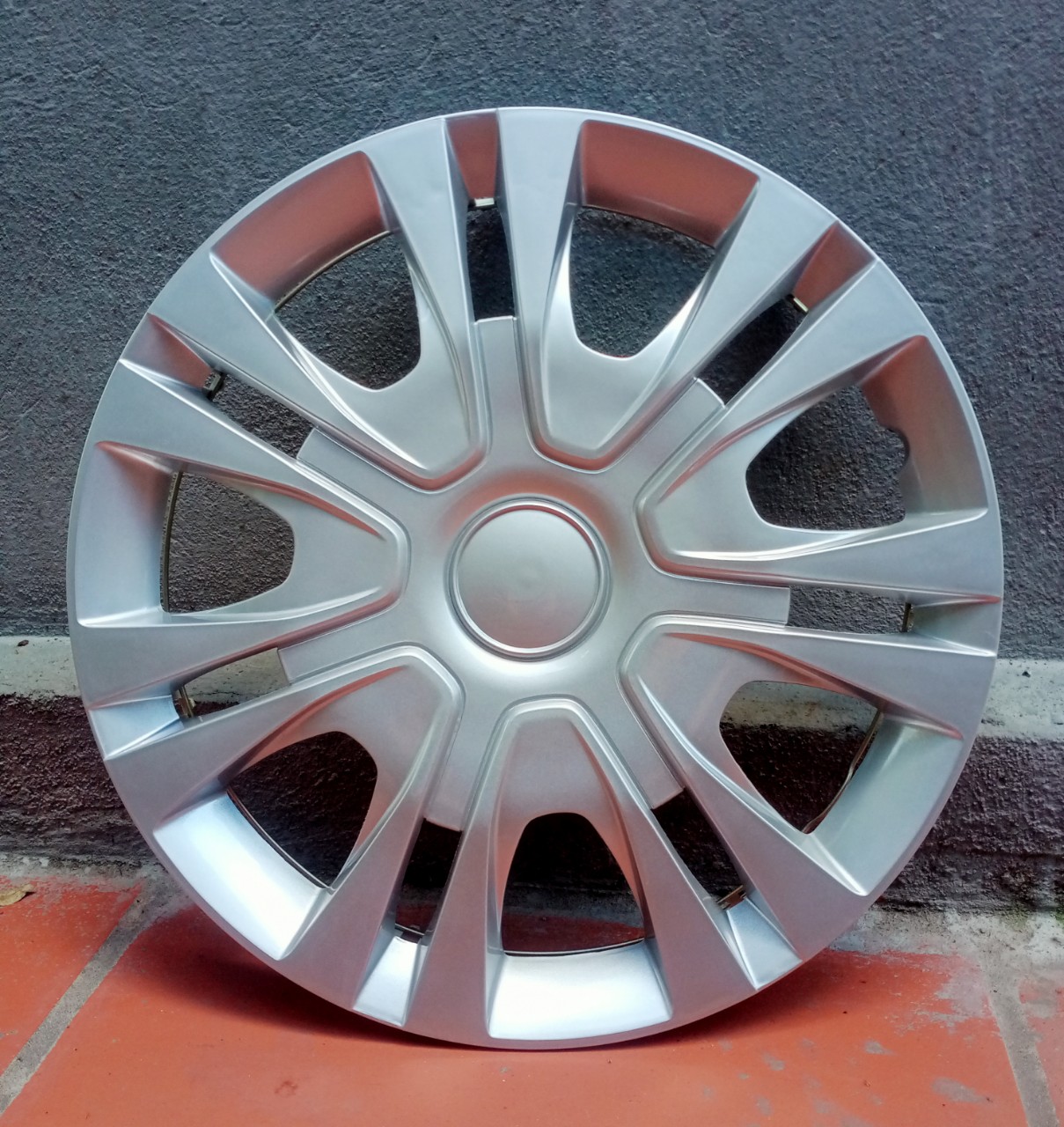 Chiếc ốp mâm lazang chính hãng xe tô tô cỡ vành r13 inch, r14inch