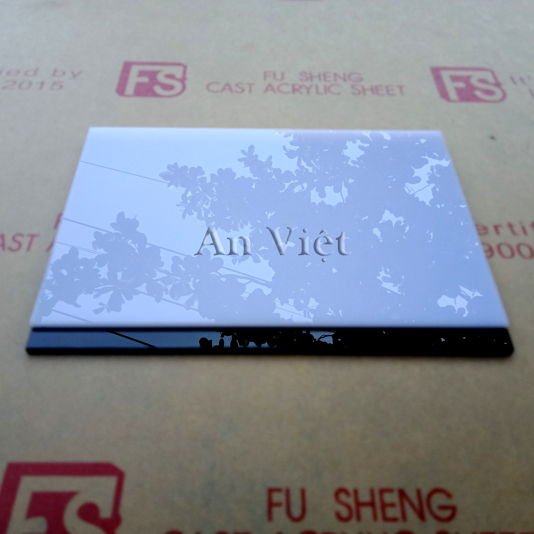 Tấm mica Trắng Sữa  Đài Loan FS dày 2mm, Có cắt theo yêu cầu bằng máy laser chuẩn từng milimet