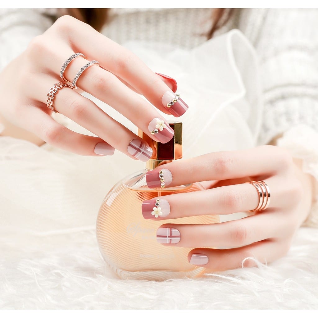 Bộ 24 Móng Tay Giả Kẻ Sọc Đính Hoa Đá (kèm keo+ dũa móng)