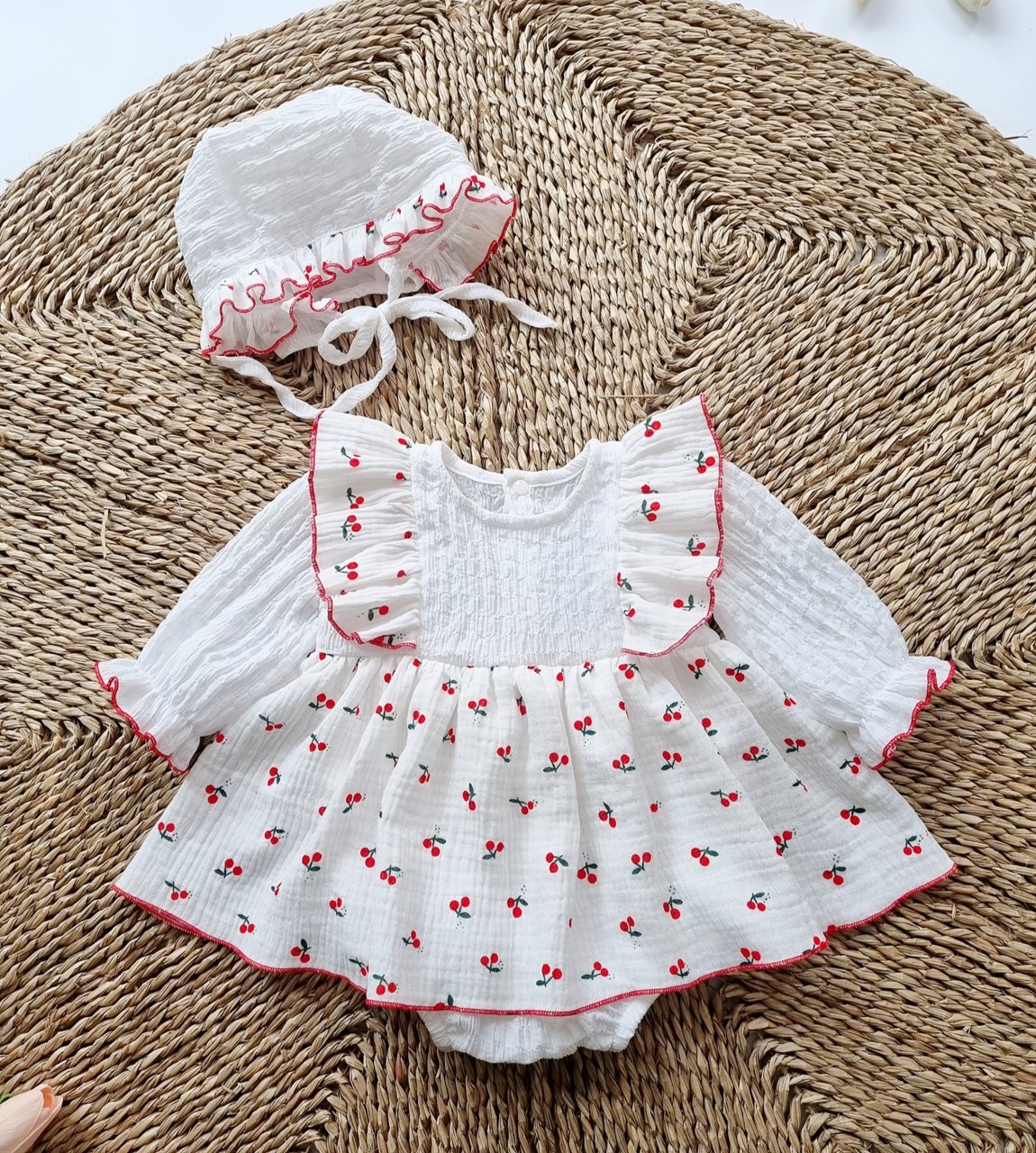Đầm Body Váy Hạo Tiết Chery Nhí Đỏ Trên Nền Trắng Tinh Khôi Kèm Nón Size ss-13kg