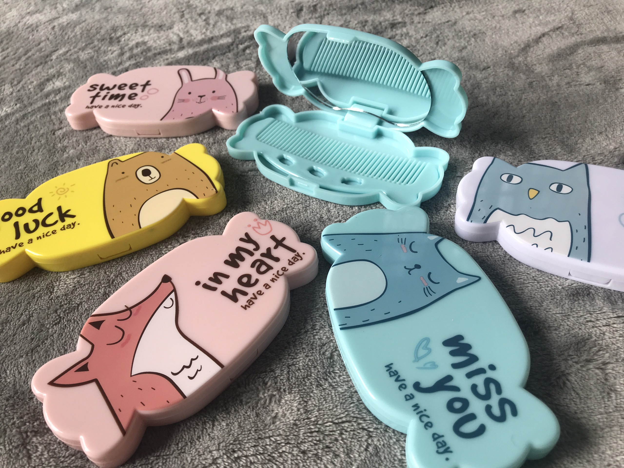 [HCM][TẶNG THUN CỘT TÓC] Bộ Gương Lược Cầm Tay Hình Viên Kẹo Dễ Thương Nhiều Mẫu Đa Dạng