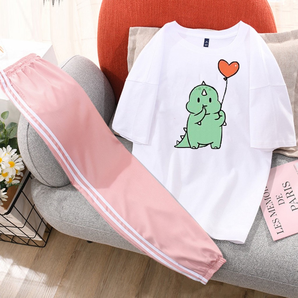 [HAN HAN SHOP 246] Sét Bộ Quần Áo Nữ Mặc Đi Chơi Xinh, Áo Thun Phông Cotton Organic In Khủng Long Cầm Bóng Kèm Quần Thun Sọc Bo Chun Gấu