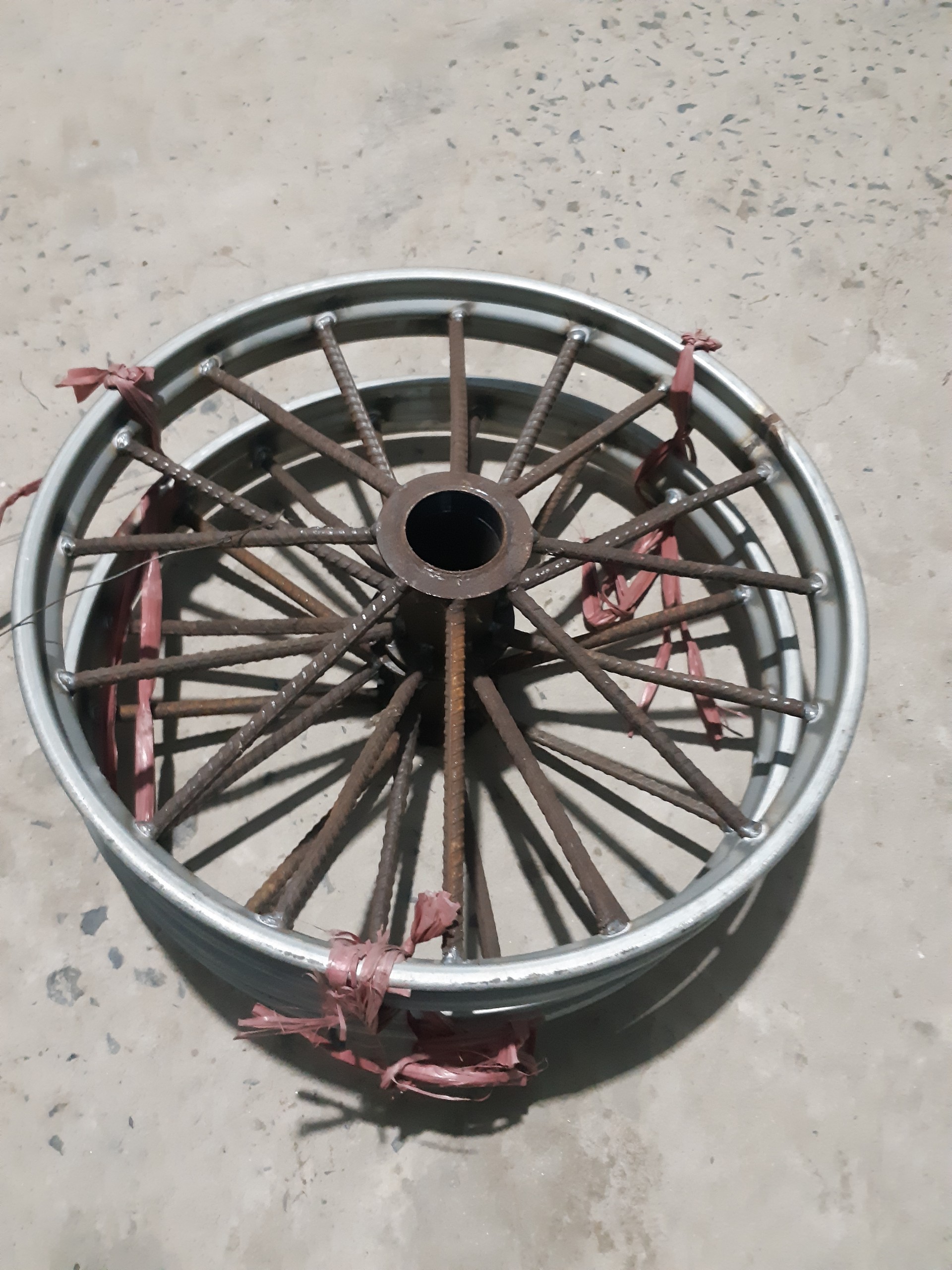 Vành căm hàn không vỏ ( lắp vỏ 2-50   2-75). Vòng bi 6205, cốt phi 25. ( Căm sắt gân. 8x2=16 cây 1 bánh.