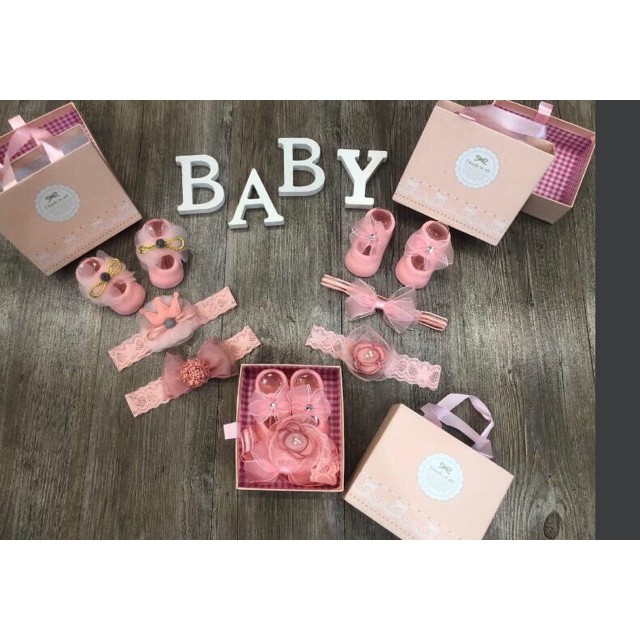 Set 3 chi tiết băng đô vớ chân cho bé có hộp đựng làm quà siêu xinh cho bé