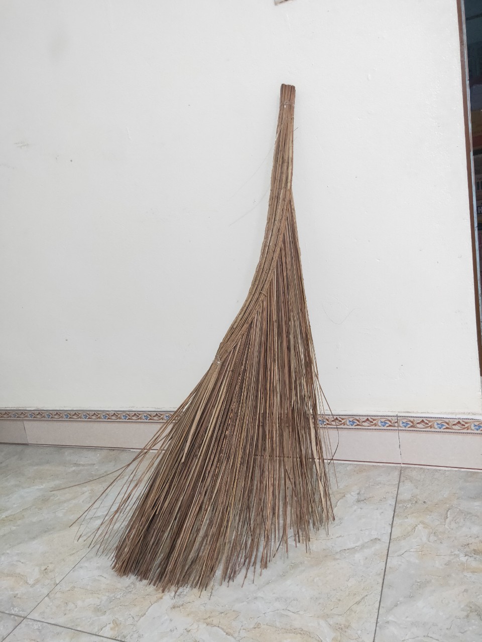 Chổi rễ quét sân vườn đẹp (thân cây dừa) cán dài 106 cm