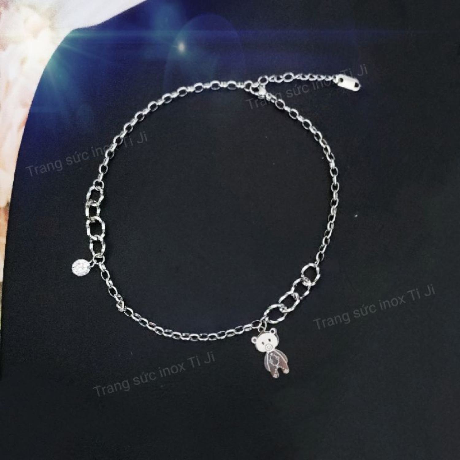 Lắc chân nữ inox gắn charm đá và gấu dẹp không đen