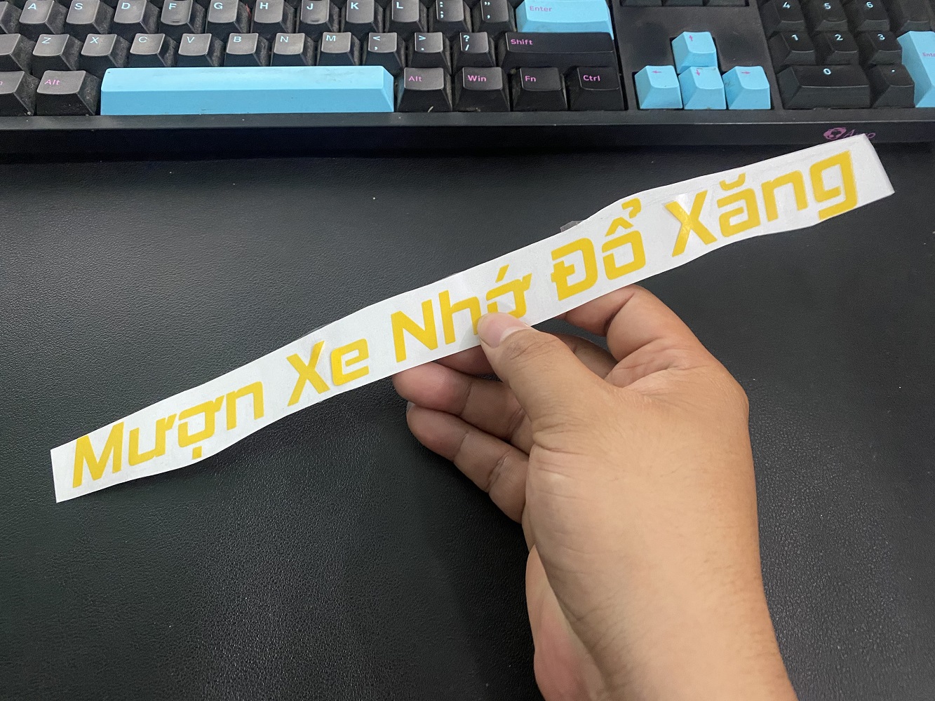 (1 tem) Tem dán xe có sẵn độc lạ "Mượn xe nhớ đổ xăng - Xe chở vợ ko chở gái - Lên xe là phải ôm - Đừng sờ vào xe tao - Xe mẹ mua đua mẹ đánh"