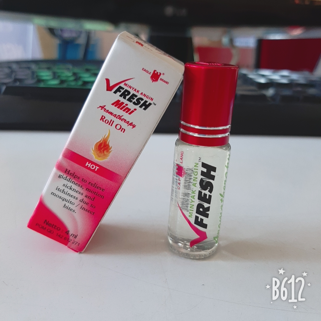 Combo 12 chai dầu gió thảo dược Vfresh đỏ Hot 4ml