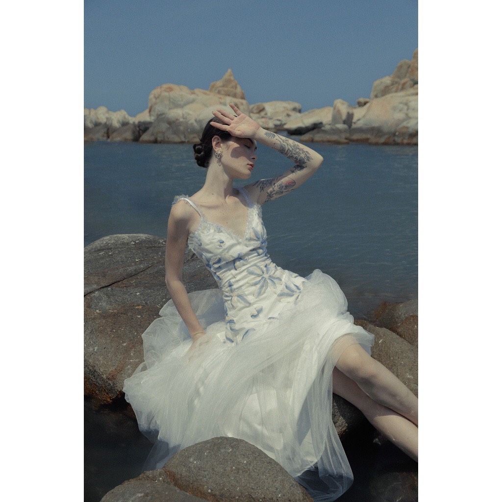 Đầm dự tiệc dáng dài cổ v the country meline valley dress vải ren thêu hoa