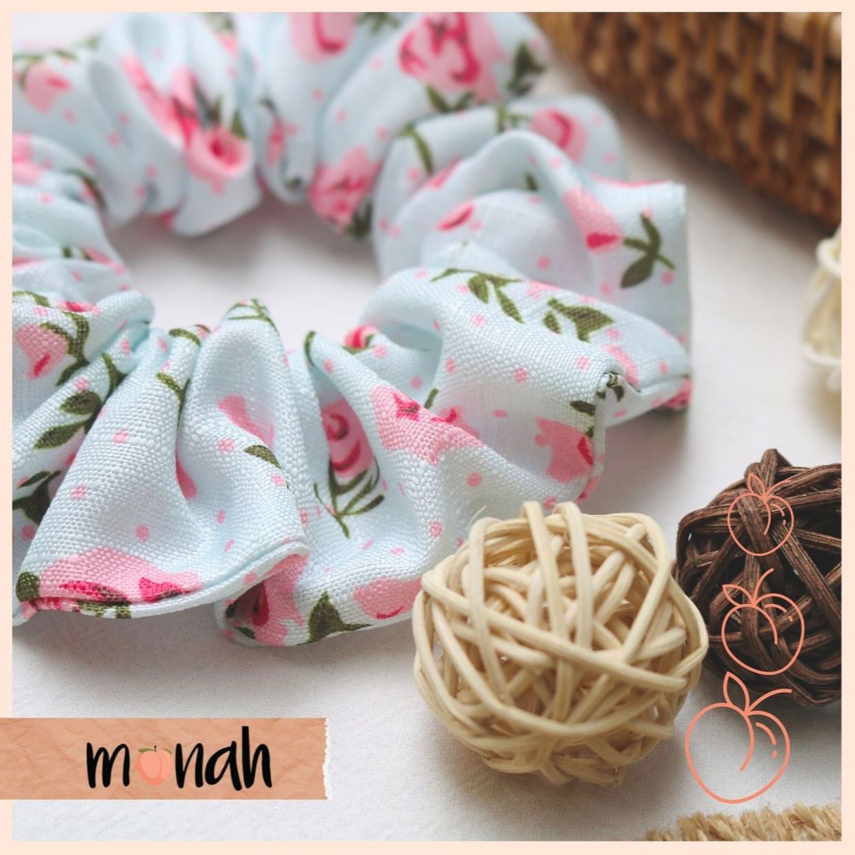 Dây buộc tóc cột tóc scrunchie lụa hoa hồng trên nền xanh ngọt ngào nữ tính