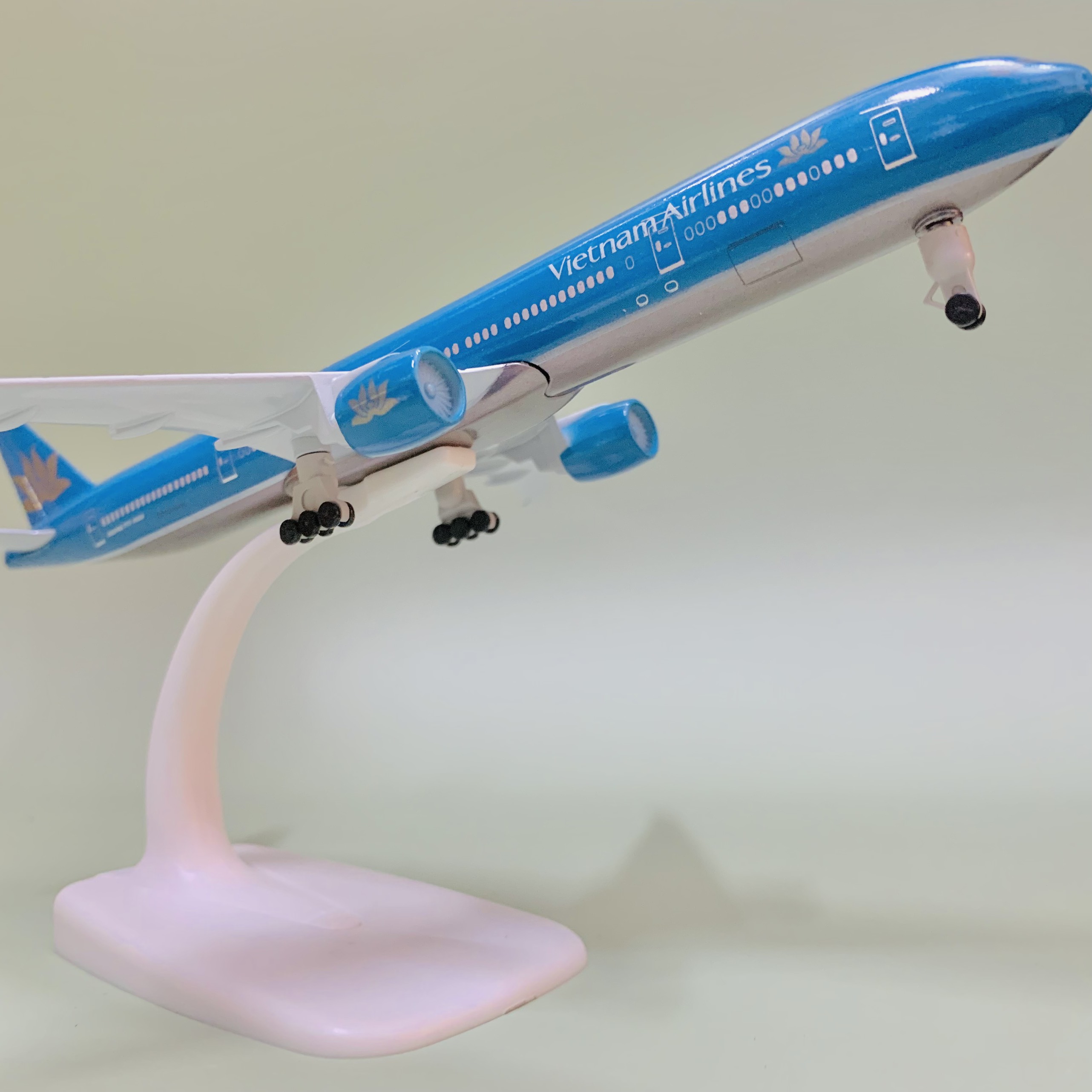 Mô hình máy bay vn airline 20cm có bánh xe chuẩn đẹp fullbox