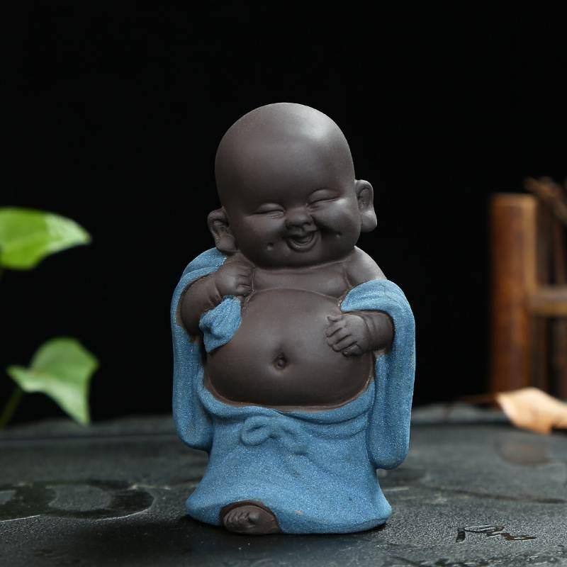 Tượng chú tiểu hành hương bằng gốm tử sa