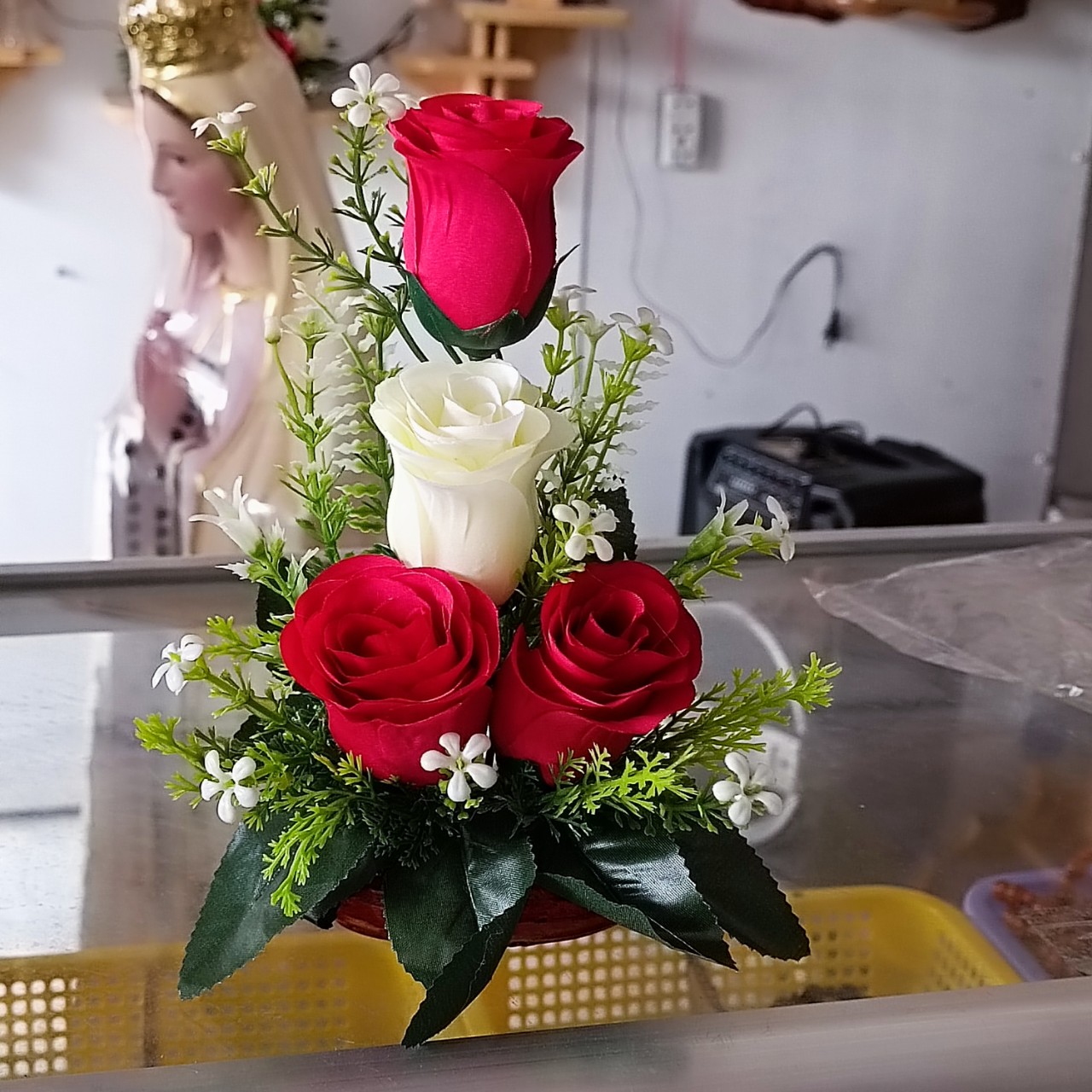 Bình hoa hồng vải đẹp mini cho bàn thờ có tượng cao 20cm hoặc 30cm - hoa trang trí bàn thờ c.giáo