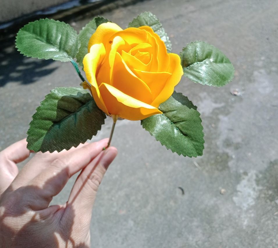 Cành hoa hồng sáp có lá có cành đẹp vĩnh cửu