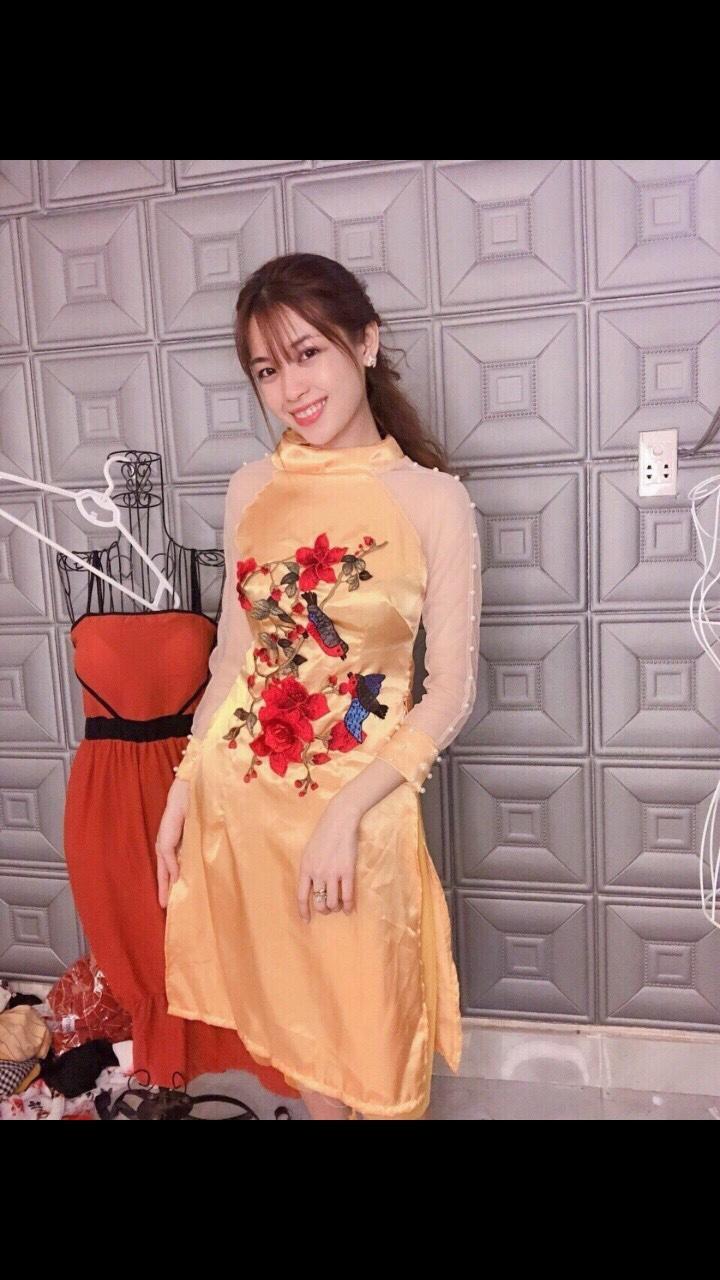 Áo dài cách tân thêu hoa kèm váy và mấn diện tết xinh hot
