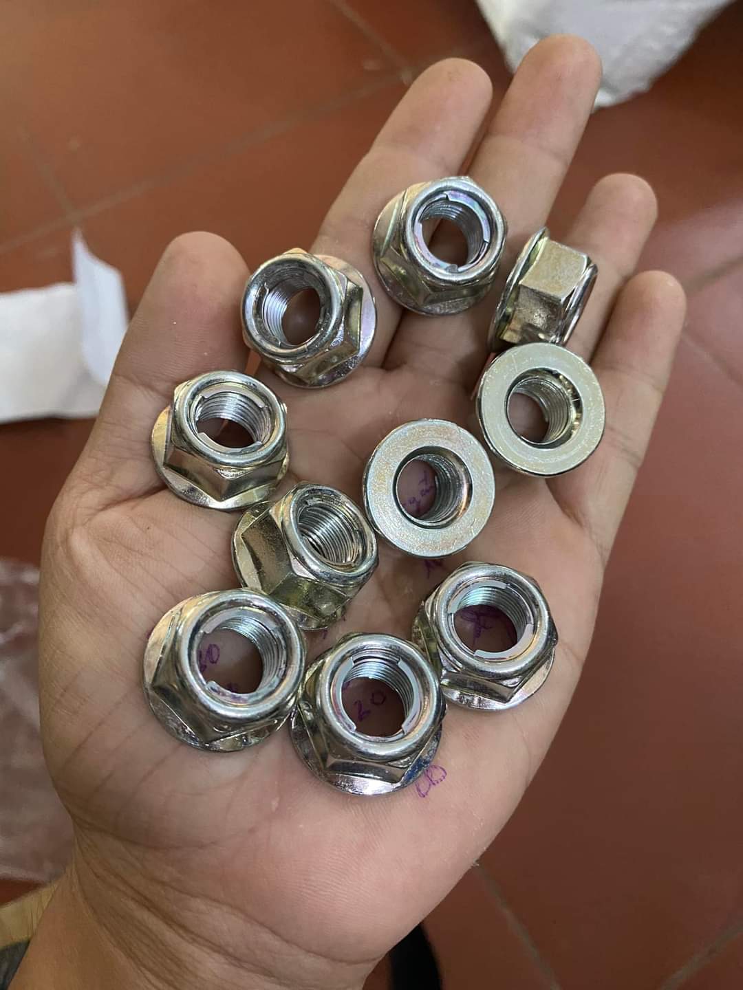 Ốc trục bánh xe dream wave
