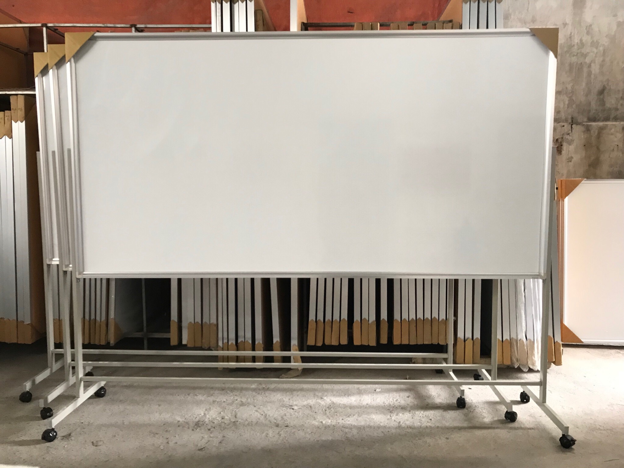 Bảng từ trắng viết bút lông hàn quốc có chân đẩy -Bánh xe chịu lực có chốt hãm an toàn