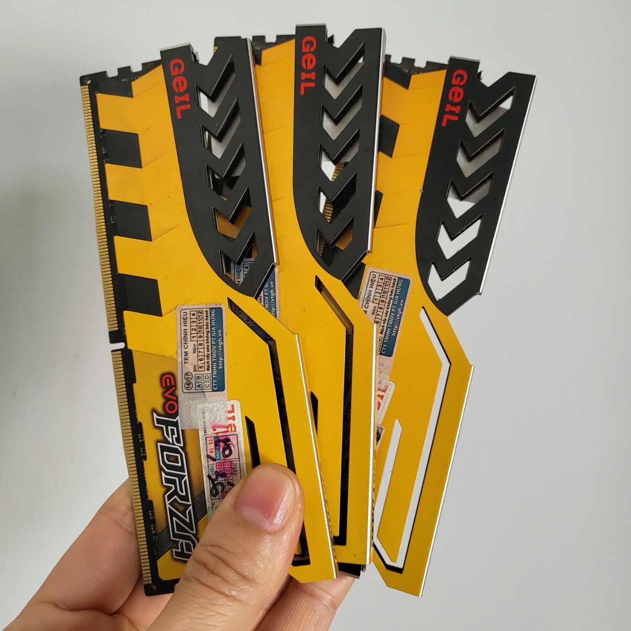 Ram máy tính 4g ddr4 bus 2400 tản nhiệt thép chính hãng geil. 1 đổi 1 trong 1 tháng.