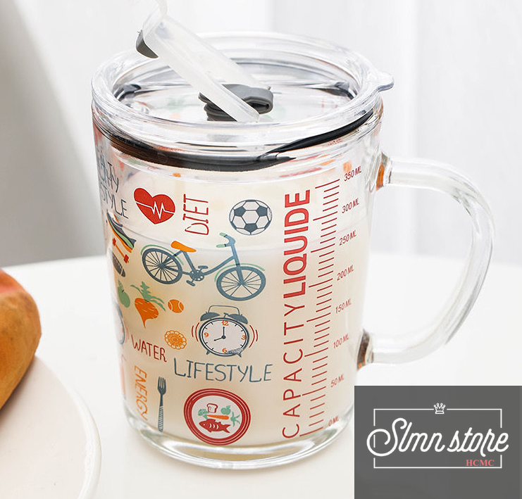 [HCM]Ly thủy tinh chia vạch 400ml (tặng kèm ống hút)  hình ảnh ngộ nghĩnh cốc thủy tinh chịu nhiệt 130° độ có nắp tránh đổ nước cốc ly pha sữa cho bé (mẫu ngẫu nhiên)