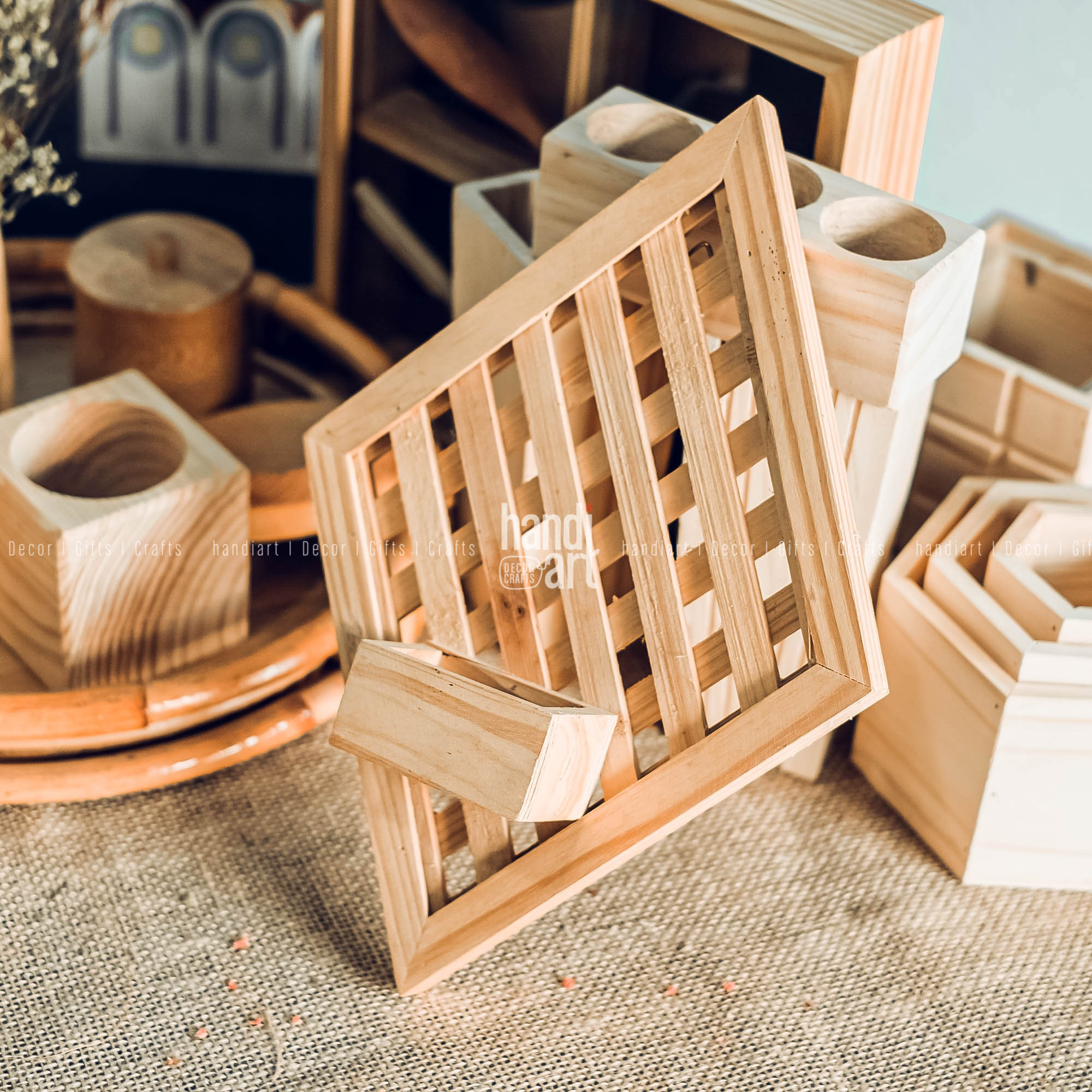 Giỏ hoa gỗ hình thoi treo tường trang trí hoa