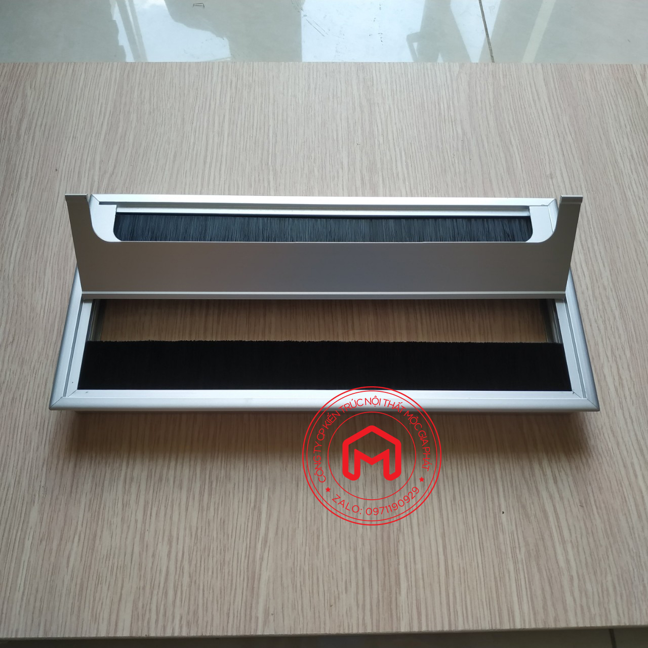 [HCM]Nắp luồn dây điện bàn làm việc bàn họp nhôm nguyên chất 2 cánh lật