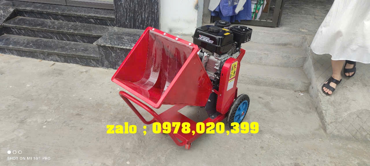 Máy băm cành cây , cỏ voi  băm nhanh trong 1 nốt nhạc, sử dụng động cơ xăng