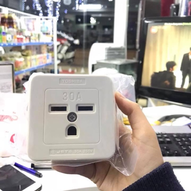 Ổ cắm 3 chấu TOSHIBA 30A dùng cho bếp từ nội địa Nhật