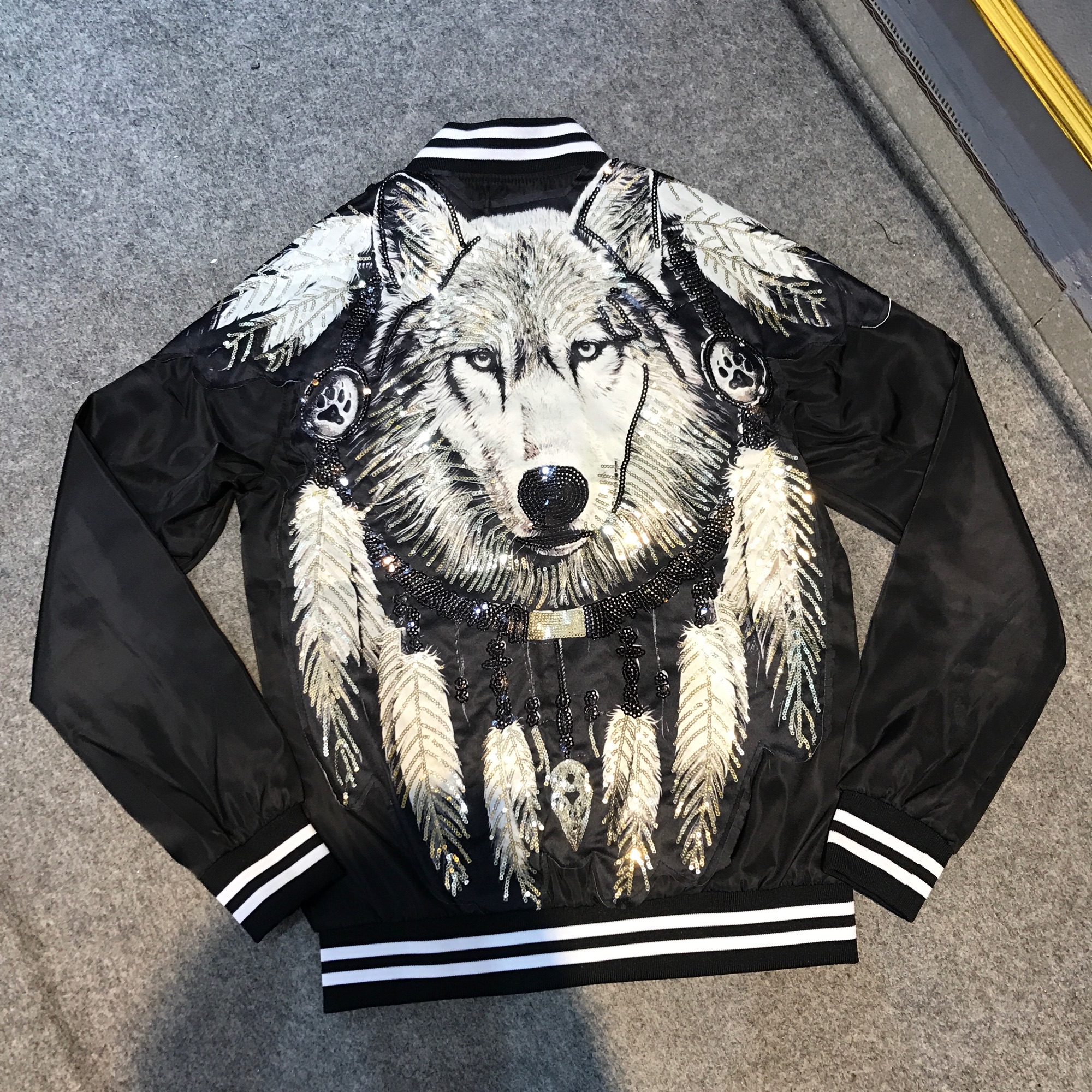 Áo khoác bomber sói đính kim sa 500k sale còn 300k