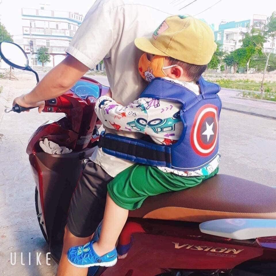 Đai đi xe máy an toàn cho bé có thể cài trước sau tiện lợi
