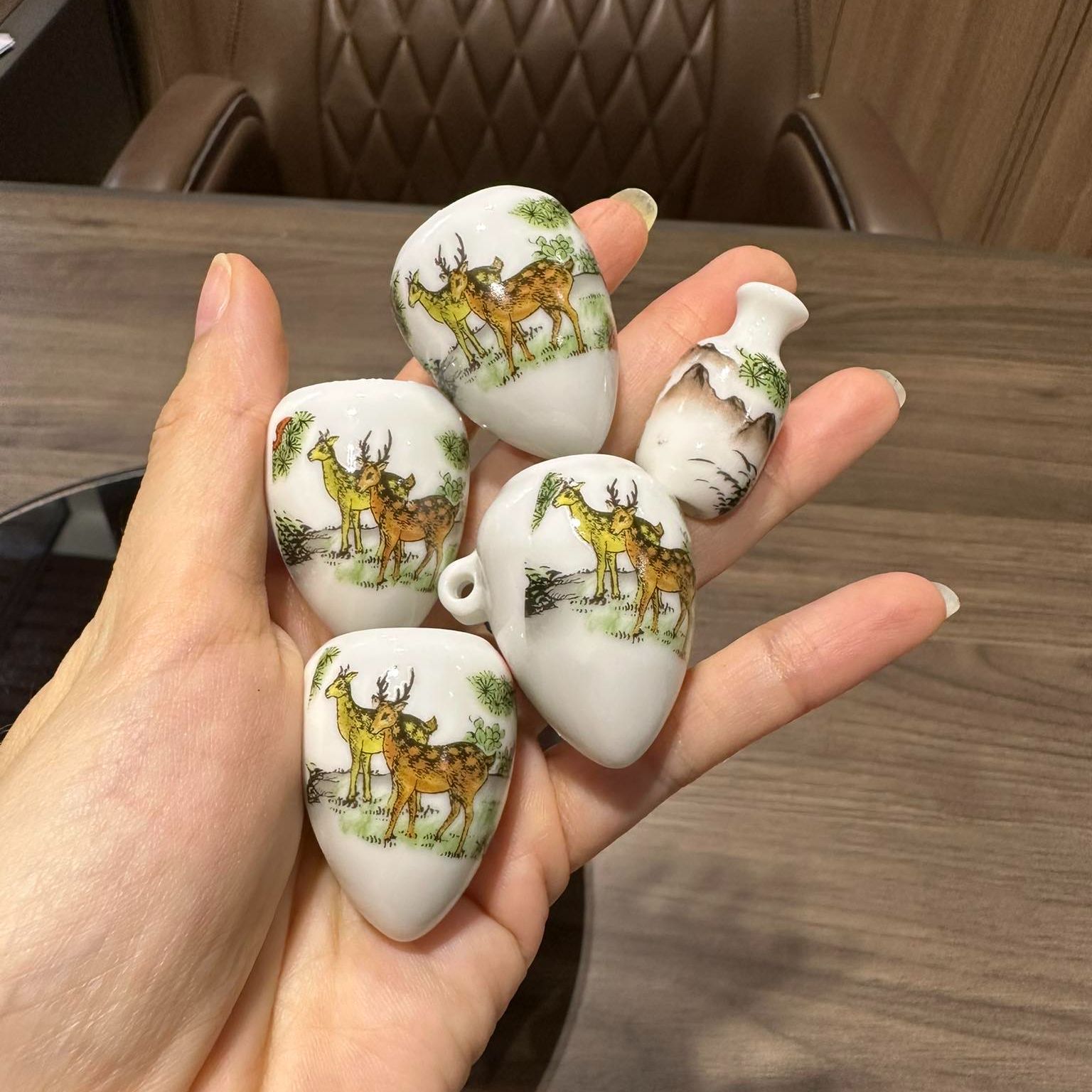 Cóng sứ đựng thức ăn cho chim vành khuyên , hút mật gắn Kèm Tai Tàu