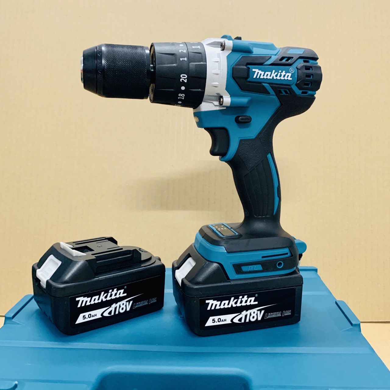 Máy khoan pin 118V Makita loại 3 chức năng có búa - Động cơ không chổi than siêu mạnh mẽ - Chuyên khoan bê tông, khoan tường, khoan sắt, khoan gỗ, gạch, nhôm, tôn, bắt vít, vặn ốc…Máy sử dụng nhông kim loại + Ruột đồng 100%