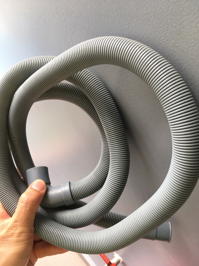 Ống thoát nước bị gập gấp khúc sẽ khiến máy rửa bát không thoát được nước Ống thoát nước bị gập gấp khúc sẽ khiến máy rửa bát không thoát được nước