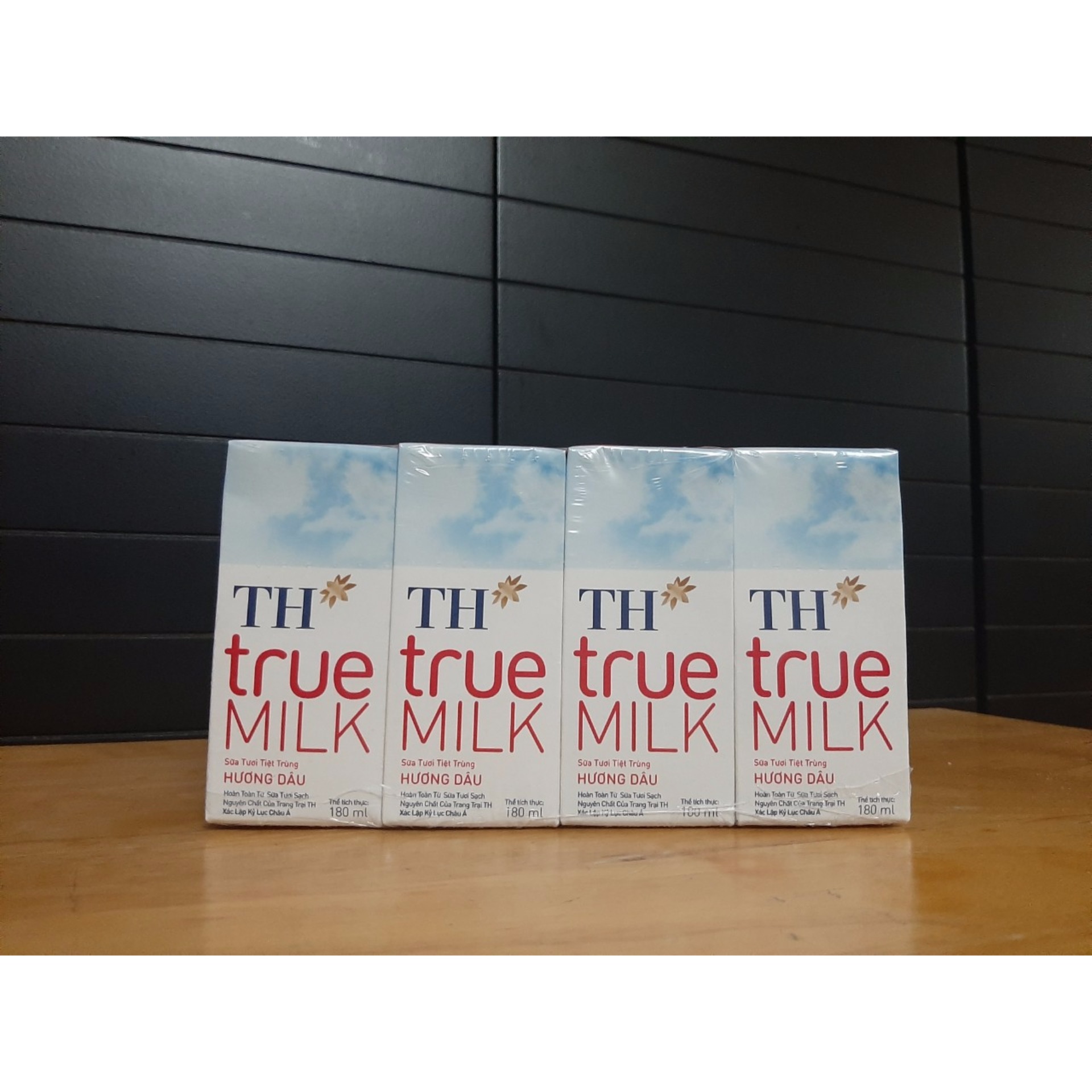 Sữa tươi th true milk 180ml hương dâu tự nhiên