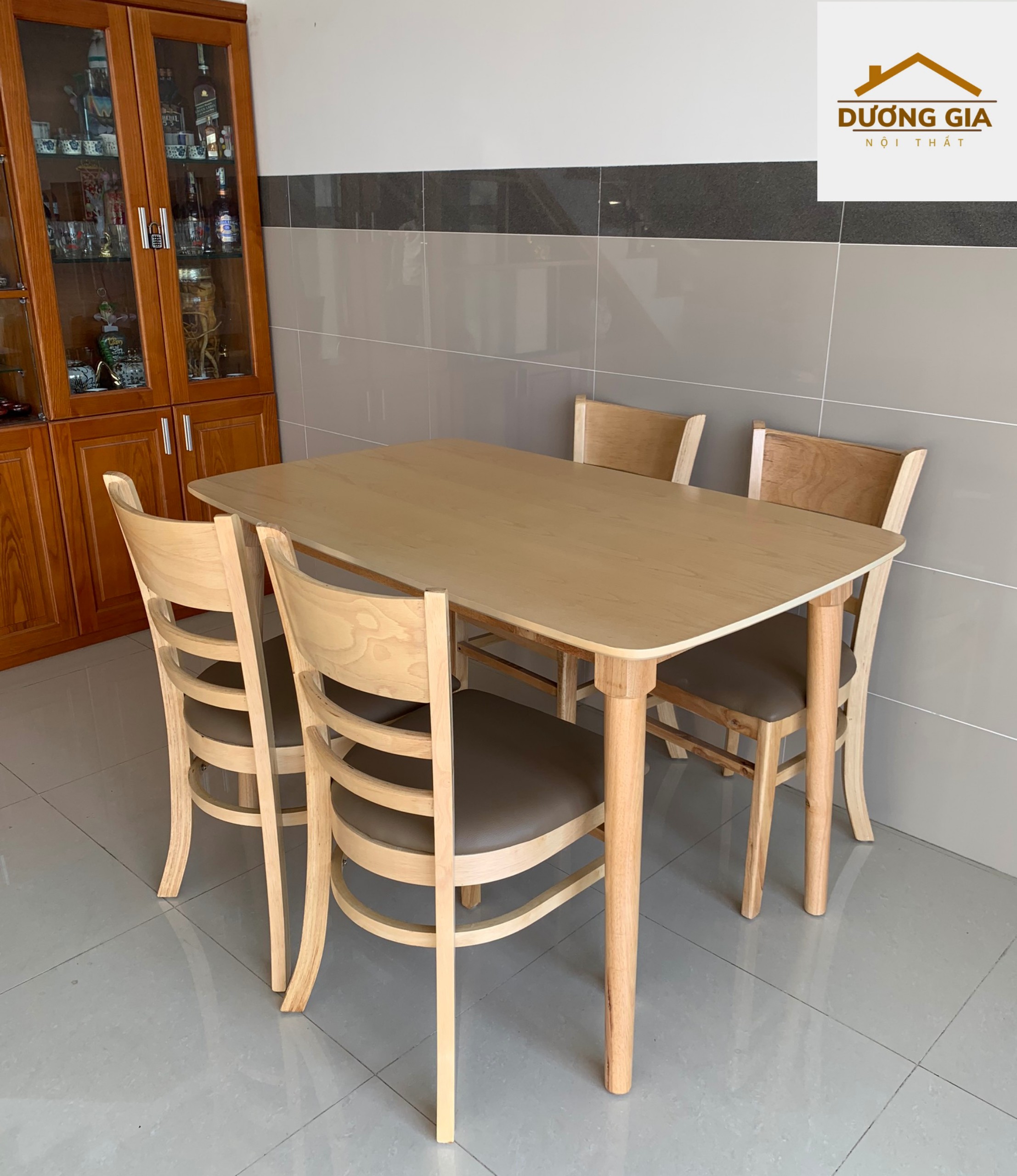 Bàn và 4 ghế ăn gia đình