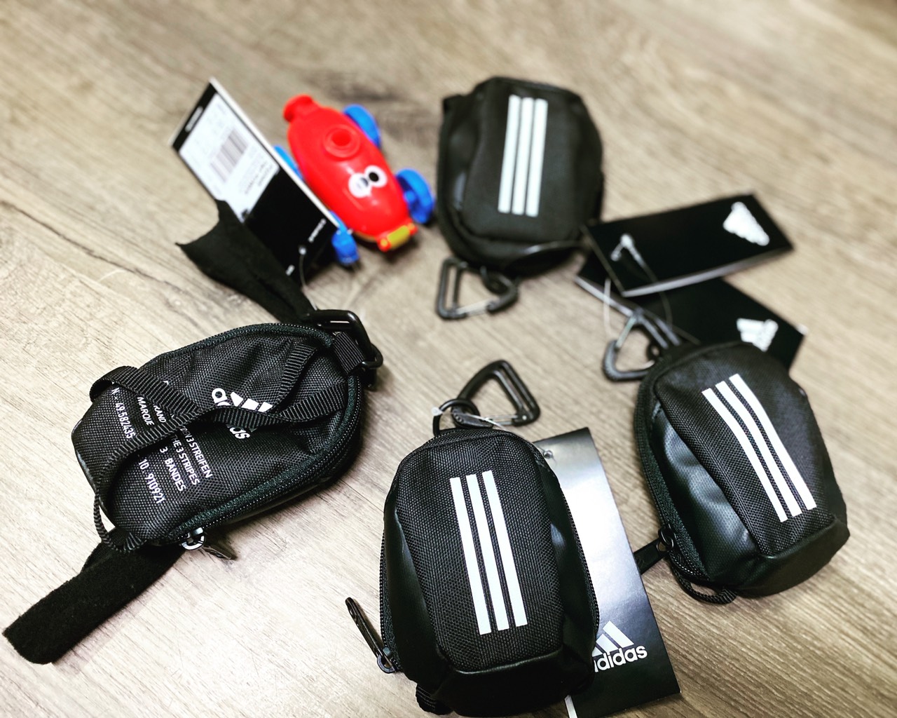 Móc khóa Adi.das Tiny Bag FQ2449 -  siêu rẻ - tiện lợi - bảo hành trọn đời khóa kéo