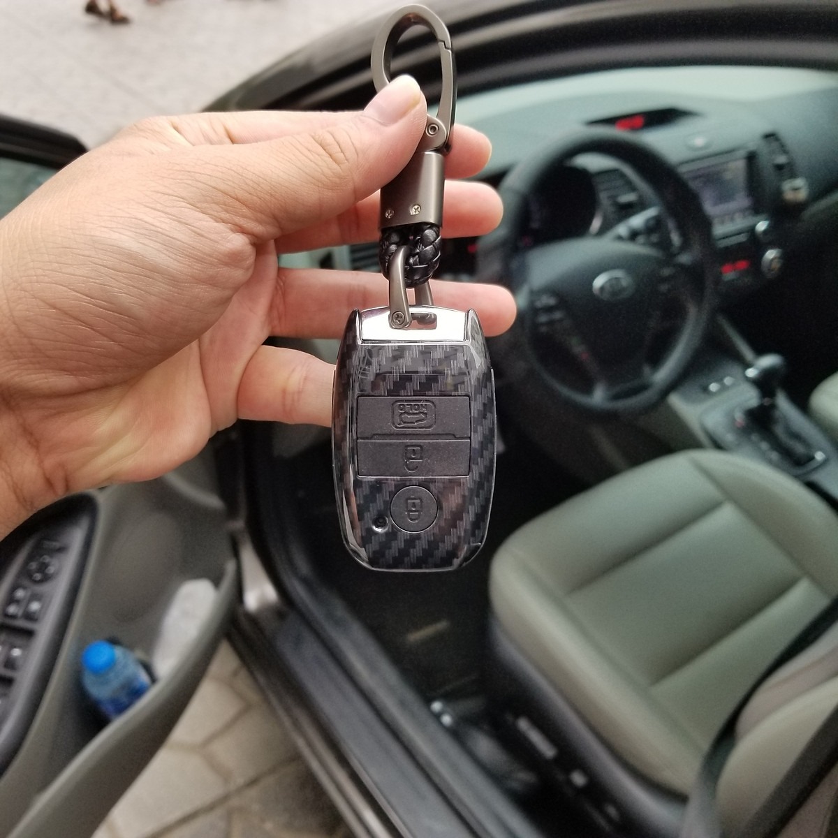 Bao da chìa khóa carbon xe KIA K3, Kia Cerato 2015-2018 - bản ko chìa - có kèm móc treo chắc chắn Bảo vệ chìa khóa khỏi va đập, tránh trầy xước, hư hỏng bộ điều khiển, giúp nâng cao tuổi thọ của chìa khóa