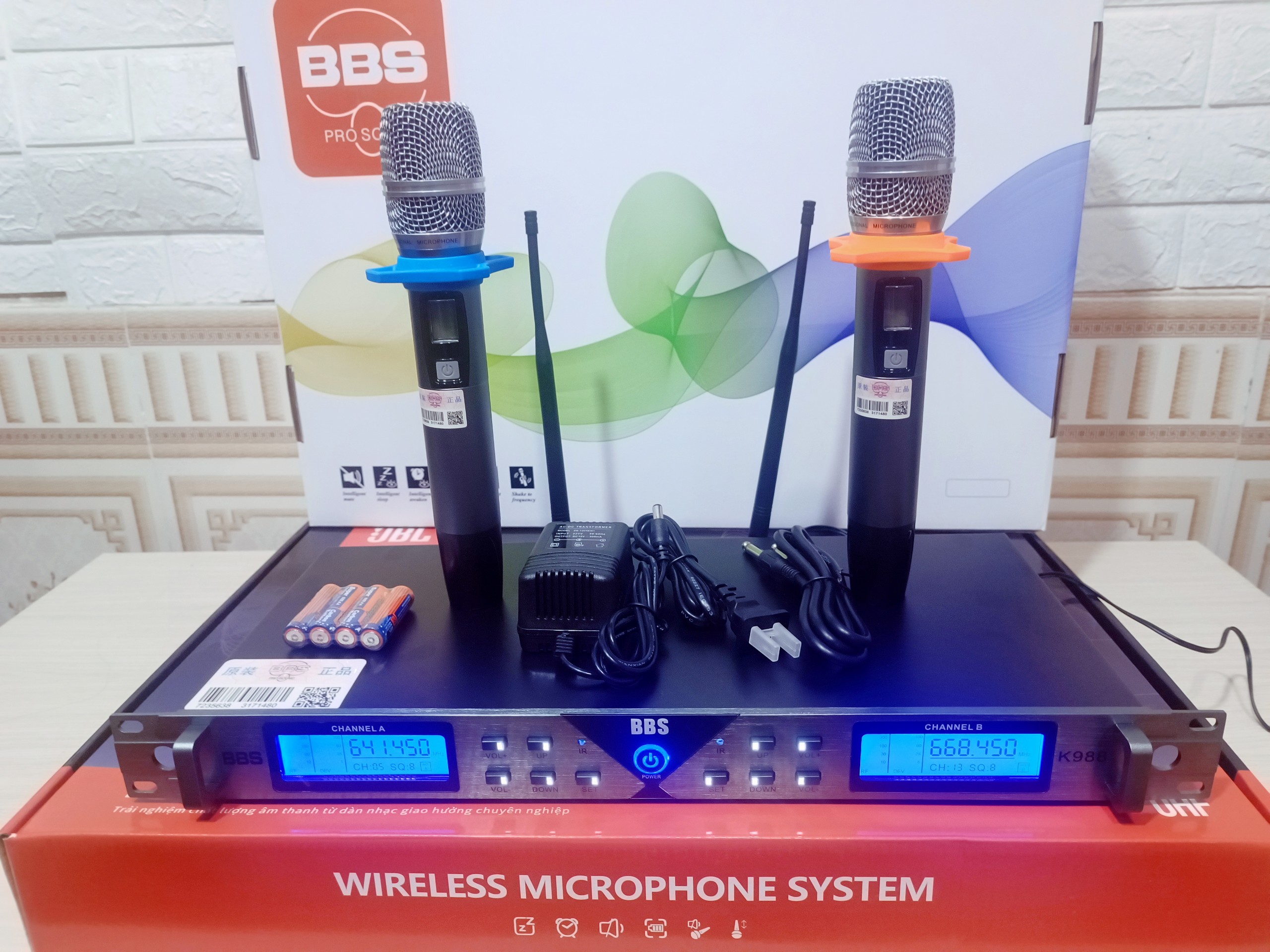 Micro không dây BBS-K988 Thế hệ mới Âm thanh mạnh mẽ, trong sáng, hút âm mạnh + Khả năng bắt sóng, tín hiệu tốt