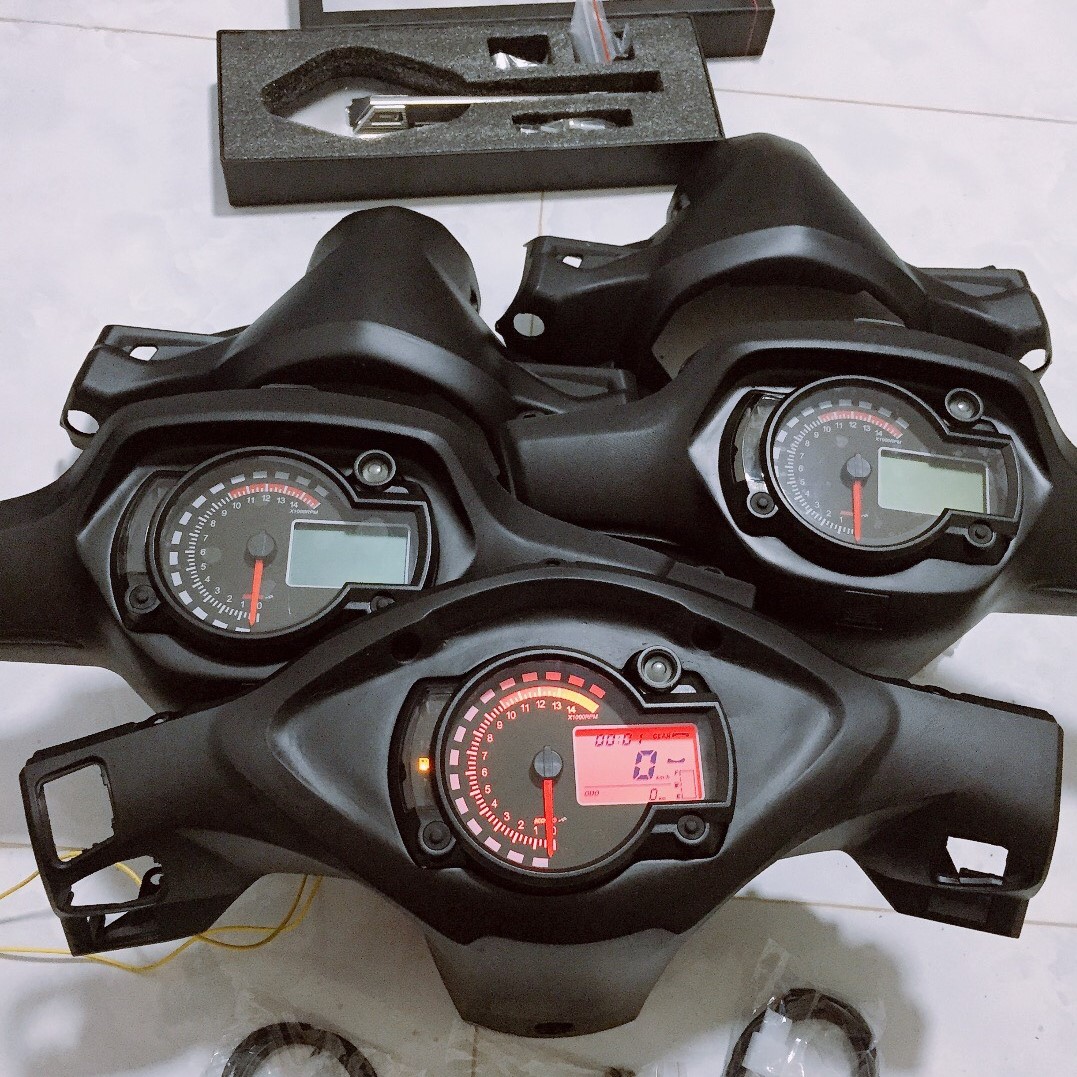 Bợ cổ xe chế đồng hồ điện tử Koso