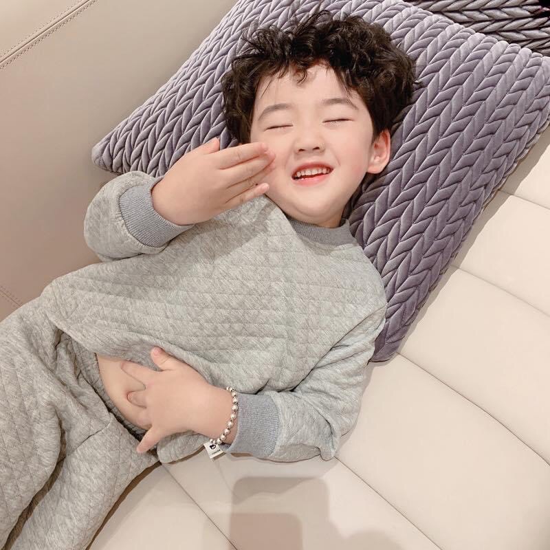 Bộ ngủ hoạ tiết quả trám cực sành điệu cho bé